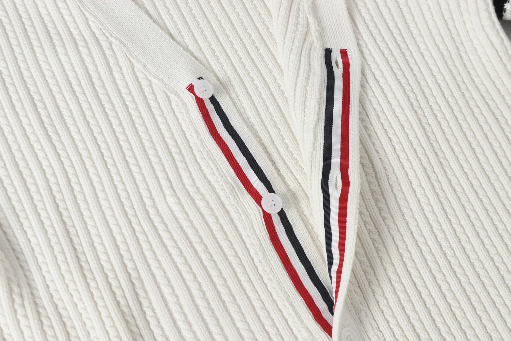 THOM BROWNE · V ：Gray Cream White Size：S M L Thom Browne 1965 ， 1997 。 Giorgio Armani ， Club Monaco ， 。Browne ， 、 。 ， 。 Thom Browne Classic ， 、 Classic。
